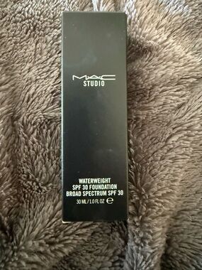 MAC Studio Waterweight SPF 30 Foundation (NW18)